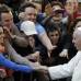 AP - El Papa Francisco saluda a los fieles que llegaron a la canonizaci&#243;n de Jos&#233; de Anchieta, jesuita espa&#241;ol misionario en Brasil.