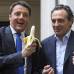 FOTOS AP - El primer ministro italiano, Matteo Renzi, y el seleccionador Cesare Prandelli comen pl&#225;tano en apoyo a Alves.