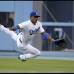 AP - El jardinero derecho de Los &#193;ngeles Dodgers Yasiel Puig trata de agarrar la pelota en pleno partido contra los Yankees de Nueva York.