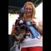 Reuters - El canino ganador recibe un trofeo y mil d&#243;lares en premios de la feria Sonoma-Marin.