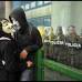 AP - Imagen de dos manifestantes en Bogot&#225; en la protesta nacional en apoyo al paro nacional agrario.