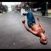 AP - Este joven hace acrobacias en Memphis, Tennessee para recoger donaciones de los turistas.