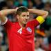 AP - El capit&#225;n Steven Gerrard se lamenta por la mala fortuna de su selecci&#243;n.