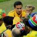 AP - Tim Cahill, jugador de Australia con su hija y algunos fan&#225;ticos antes del compromiso, fue el jugador expulsado de los socceros.