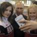 Reuters - Vladimir Putin posa para una selfie con j&#243;venes que participaron en los Juegos Ol&#237;mpicos de la Juventud.