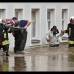 AP - Los equipos de rescate evacuar a los residentes en Grimma, Alemania.