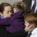 AP - Mimi O&#39;Donnell abraza a sus hijos Willa y Cooper.