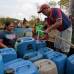 Reuters - Un hombre recoge el agua de un pozo público en la comunidad indígena de Masaya Pacayita en Nicaragua.