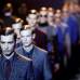AP - El hombre del pr&#243;ximo oto&#241;o-invierno para Versace podr&#225; lucir jers&#233;is que se prolonguen m&#225;s all&#225; de su cintura, as&#237; como largas gabardinas y blazers, sin olvidar los trajes de chaqueta oscuros.