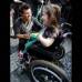Reuters - Taylor Lautner posa al lado de una ni&#241;a de 14 a&#241;os.