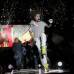 Reuters - Desde que sali&#243; poco despu&#233;s de las 9:00 de la noche al escenario montado en la plaza principal de la ciudad, Bieber fue recibido con gritos euf&#243;ricos de sus fans, principalmente jovencitas de entre 12 y 17 a&#241;os de edad.