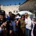 AP - La cantante colombiana Shakira y su novio, el jugador del F.C. Barcelona, Gerard Piqu&#233;, se encuentran de visita en Jerusal&#233;n, donde han causado una gran expectaci&#243;n entre los vecinos de la ciudad santa.