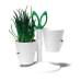 Una maceta para mantener las arom&#225;ticas frescas - Herb Stand est&#225; compuesta por dos recipientes para plantar hierbas arom&#225;ticas y dos platos que ayudan a que siempre tengan agua. En el centro se pueden poner unas tijeras para cortar las hierbas. Un dise&#241;o de Jakob Heiberg. Disponible en Q Design Store.