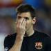 AP - La olla de presi&#243;n que era el estadio Vicente Calder&#243;n abrum&#243; al Barcelona en los primeros compases, con Lionel Messi y compa&#241;&#237;a despistados en la cancha e incapaces de repeler el aluvi&#243;n &quot;colchonero&quot;.