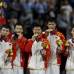 Reuters - De izquierda a derecha los gimnastas chinos, Guo Weiyang, Chen Yibing, Zhang Chenglong y Zou Kai, celebran la medalla dorada.