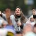 AP - Una mujer reza durante una misa celebrada por el Papa Francisco fuera de la Basílica de Aparecida, en Aparecida, Brasil.