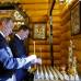 Reuters - El presidente ruso Dmitri Medv&#233;dev y el primer ministro ruso, Vladimir Putin, acudieron a la iglesia ortodoxa de la residencia presidencial a las afueras de Mosc&#250;, donde rezaron ante las c&#225;maras de televisi&#243;n y pusieron velas en memoria de Kaczynski y las dem&#225;s v&#237;ctimas.