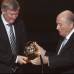 Reuters - El escoc&#233;s Sir Alex Ferguson, entrenador del Manchester United, recibi&#243; de la Fifa la Distinci&#243;n Presidencial por su dilatada y exitosa carrera en la direcci&#243;n t&#233;cnica.