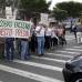 Manuela Palacio Hernández - Los manifestantes bloquearon por momentos el tráfico de la calle 10 justo al mediodía. Exhibieron pancartas y llamaron la atención con frases de rechazo al nuevo impuesto de sus propiedades.