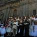 Colprensa-Germ&#225;n Enciso - Una foto para el recuerdo en el atrio de la Catedral Primada en la Plaza de Bol&#237;var de Bogot&#225;.
