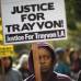 Reuters - Miles de personas protestaron por el fracaso de la polic&#237;a para arrestar a un voluntario de seguridad de un barrio de la Florida por la muerte de un adolescente negro desarmado, Trayvon Martin.