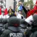 AP - En Alemania, la policía rodeó a un grupo de 300 personas porque se negaban a quitarse las máscaras que tenían puestas.