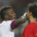 Reuters - Mohammed Kasola, (izquierda) se enfrentó a Omán Ahmed Mubarak al Hahaijri durante un partido de fútbol de la Copa del Golfo en la Ciudad Deportiva de Isa Isa Town.
