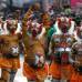 REUTERS - Onam es un festival anual hind&#250; celebrado en Kerala, India, dedicado a la cosecha y que se realiza durante el mes de Chingam (Agosto-Septiembre). Una de sus festividades es el Pulikali o la danza del tigre. Los bailarines, entre ellos algunos ni&#241;os, pintan sus cuerpos con la imagen del felino m&#225;s grande del mundo, en una expresi&#243;n cultural que gira en torno al tema de la caza del animal.