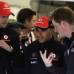 Reuters - El hijo de Diana y Carlos aprovechó para hablar con los pilotos Lewis Hamilton y Jenson Button de la escudería inglesa McLaren.