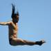 Reuters - De Colombia, Orlando Duque realiza una inmersi&#243;n en la primera ronda de salto de altura de 27 metros de alto durante el Campeonato Mundial de Nataci&#243;n en Barcelona.