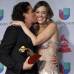 Reuters - Carlos Vives ganó 3 Premios Grammy Latino en su regreso a los escenarios, Claudia Elena Vásquez, su esposa, celebra con él los galardones.