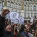 Reuters - Los manifestantes se burlan del el cortejo fúnebre de Margaret Thatcher.