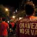 Reuters - Un partidario del presidente de Venezuela, Hugo Ch&#225;vez lleva una camiseta que dice &quot;Ch&#225;vez no se va&quot;, cante el anuncio de su muerte frente a la embajada de Venezuela en Buenos Aires.