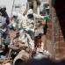 AP - Una fuerte explosión cuyo origen investigan las autoridades destruyó este lunes dos casas, un comercio y varios automóviles en las afueras de Buenos Aires causando un muerto y seis heridos.