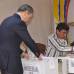 Colprensa - El presidente Uribe fue el primer colombiano en votar, lo hizo a las 8 de la ma�ana en la Plaza de Bol�var.