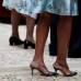 Reuters - La reina Isabel y Michelle optaron por el azul para sus trajes. En zapatos, la soberana de negro y la primera dama de sandalias grises.