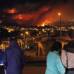 AP - El fuerte viento hizo que se propagara a zonas aleda&#241;as.
