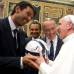 REUTERS - La selección italiana, en cabeza del experimentado portero Gianluigi Buffon le entregó al Papa una camiseta del combinado azzurro y un olivo.