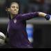 AP - Las atajadas en el arco de la selecci&#243;n estadounidense de f&#250;tbol femenino pasaron a un segundo plano con la belleza de la portera Hope Solo.
