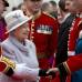 Foto AP - La Reina Isabel de Inglaterra inspeccion&#243; este jueves los guardias durante la ceremonia de entrega de nuevos colores para los guardias del Castillo de Windsor.