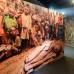 Afp - Un visitante observa una gran foto de los niños víctimas del genocidio de Ruanda, que 20 años después sigue pesando sobre la conciencia de la ONU, que ha admitido repetidamente su fracaso en la gestión de esta tragedia que pudo ser evitada.