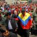 AP - &quot;&#161;Estamos con ustedes&#133;&quot;, gritaban los chavistas cada vez que divisaban a alg&#250;n ministro o alto dirigente pol&#237;tico.