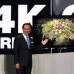 Foto Reuters - El director de Panasonic, Kazuhiro Tsuga, muestra el nuevo TV de 56 pulgadas.