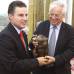 Esteban Vanegas - El alcalde de Medellín entregó una réplica de la escultura Torso de mujer al director ejecutivo de ONU-hábitat, Joan Clos.
