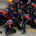 Reuters - Un grave error en el cambio de la rueda izquierda trasera del piloto de Red Bull, Sebastian Vettel, evitó que siguiera el dominio de la escudería.
