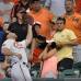 AP - El beisbolista Chris Davis, de los Orioles de Baltimore, llega hasta el p&#250;blico para atrapar una bola en el primer inning de un partido de b&#233;isbol contra los Astros de Houston.
