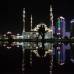 AP - La gente camina en el centro de Grozny, capital de Chechenia, al sur de Rusia, la Mezquita Central se refleja en el agua.