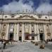 Reuters - Los retratos de los santos proclamados se colgaron de la fachada de la Bas&#237;lica de San Pedro.