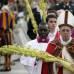 Reuters - Cientos de fieles se reunieron en la Plaza de San Pedro en el Vaticano para ver el primer Domingo de Ramos del Papa Francisco.