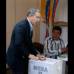 Reuters - El presidente Uribe vot� en la mesa 57.